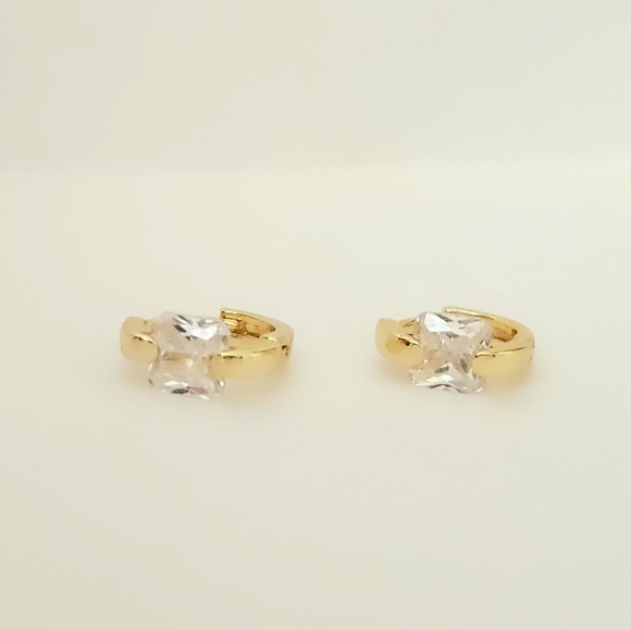 NEW 24KGP Square Cut CZ Tiny Huggie Hoop Earrings 6mm - Picture 2 of 3